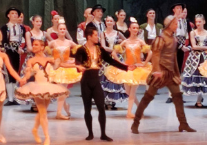 Balet Don Kichot, artyści kłaniają się na scenie.